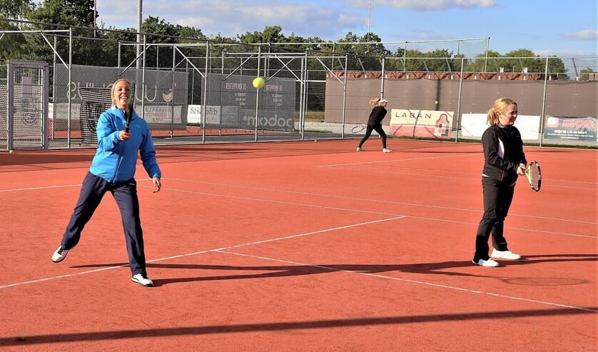 Tholen geniet weer van een potje tennis  