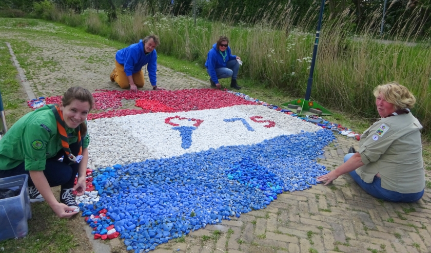 Middelburgse scoutinggroepen maken samen herdenkingsmozaïek 