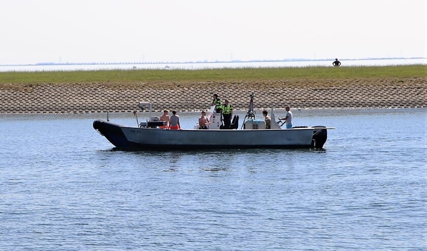 Drukte bij Oesterdam, waterpolitie komt in actie 