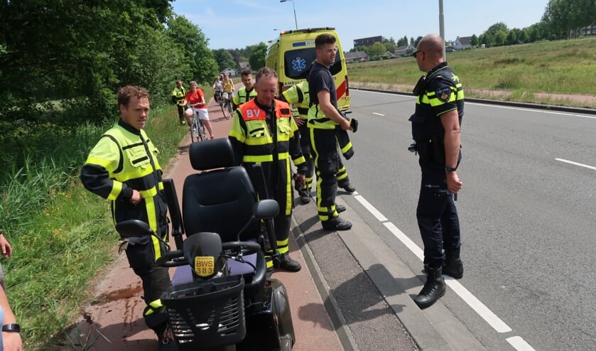 De brandweer heeft de scootmobiel uit de sloot gehaald.
