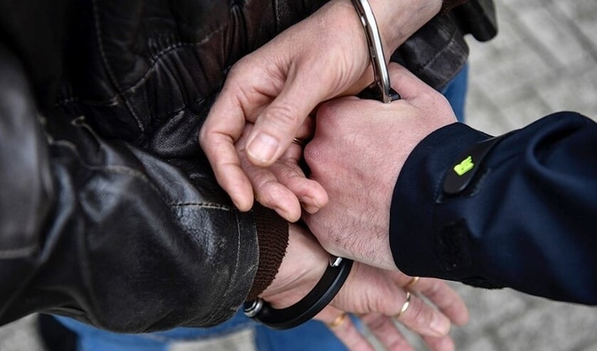 Man rent A58 op na staande houding door politie