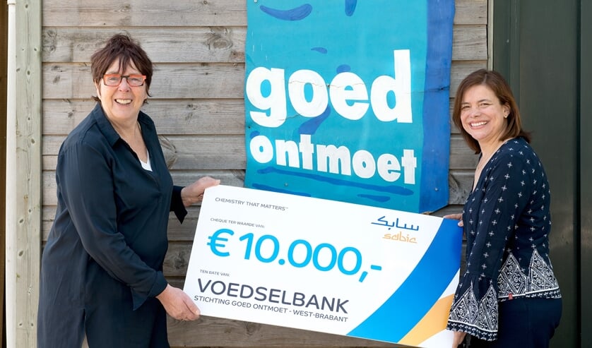 Op de foto staan links voorzitter Corry Damen van Goed Ontmoet en rechts Anamaria Acevedo van SABIC. FOTO SABIC