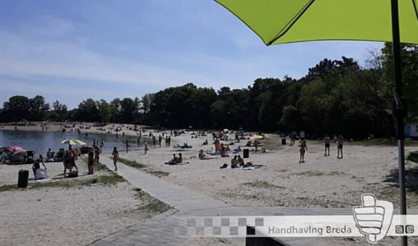 De toegangswegen naar de Galderse Meren zijn afgesloten.