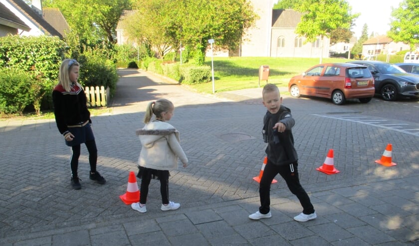 Pilonnen uitzetten voor de veiligheid. FOTO'S TIES STEEHOUWER