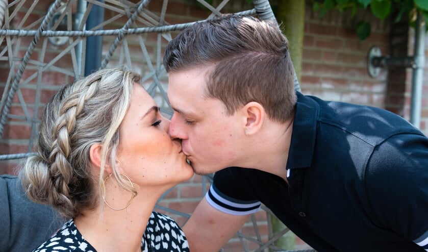Iris en Gert-Jan geven elkaar in coronatijd het ja-woord.