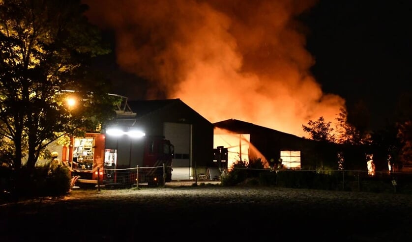 Uitslaande brand verwoest loods in Nieuwdorp