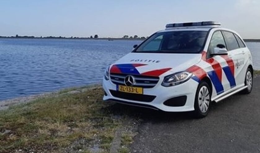 Politie controleert op overlast aan Bergse Diepsluis op Oesterdam