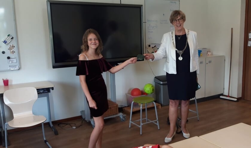 Burgemeester overhandigt cadeau aan kinderburgemeester.
