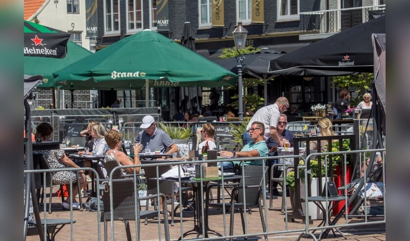 <p>Een groter terras in Zevenbergen in de zomer van 2020. </p>