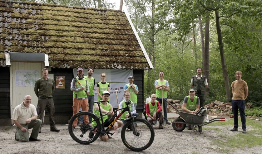 De vrijwilligers die werken aan de mountainbikeroutes.