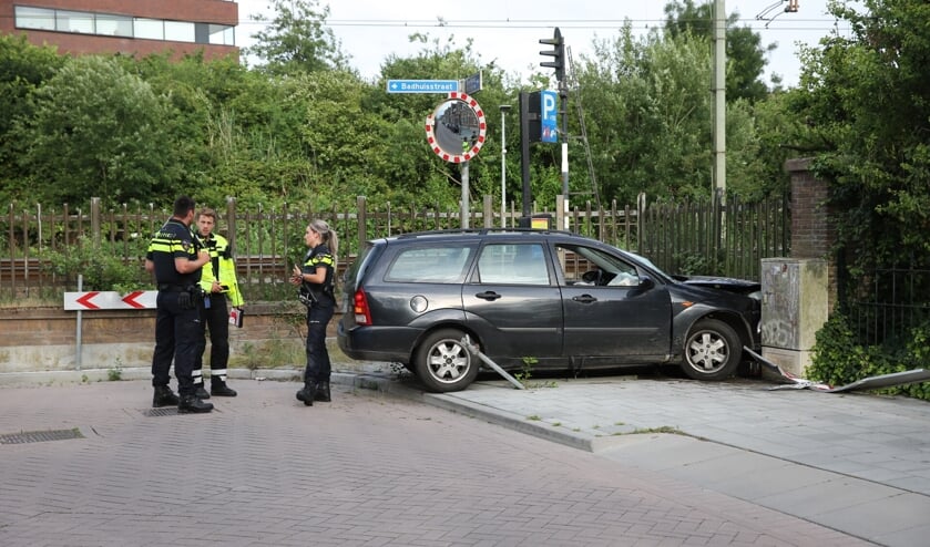 De auto is door een bergingsbedrijf weggetakeld.