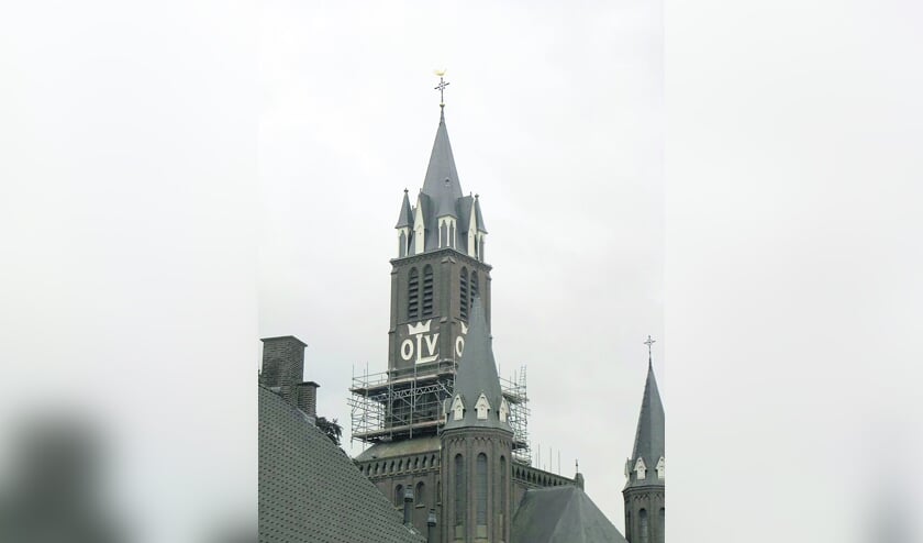 De centrale toren van de Willibrorduskerk is na de restauratie meer dan ooit een blikvanger.
