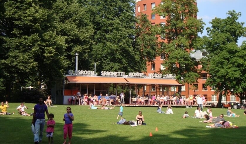 Het T-huis op een zomerse dag toen de deuren nog open waren