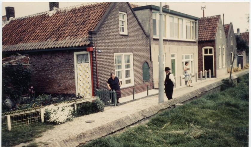 Wie herkent dit huisje en de personen op de foto?