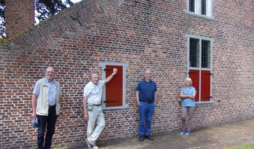 De vier kunstenaars die exposeren in het Wilhelmietenmuseum: Ko de Krom, Jaap de Jonge, Marcel van Tienen en Mieke Bredschneijder (vlnr).