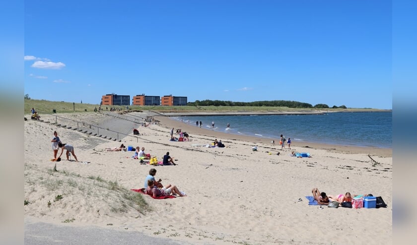 Burgemeester wil overlast op strand Wemeldinge beteugelen