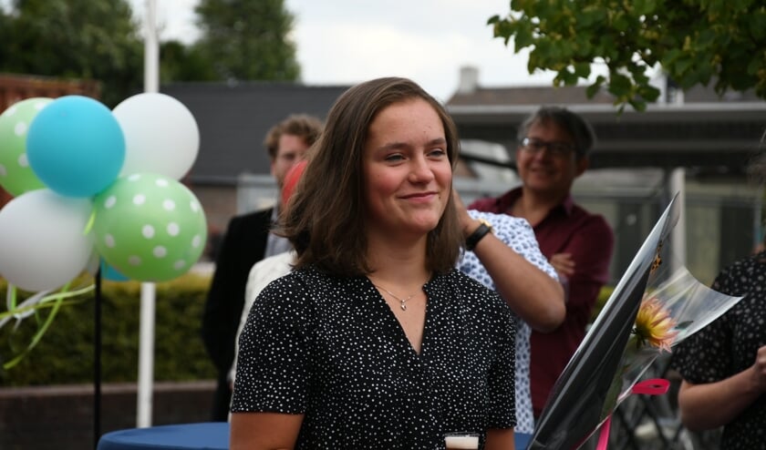 Jojanneke Verschuuren luistert naar de burgemeester.