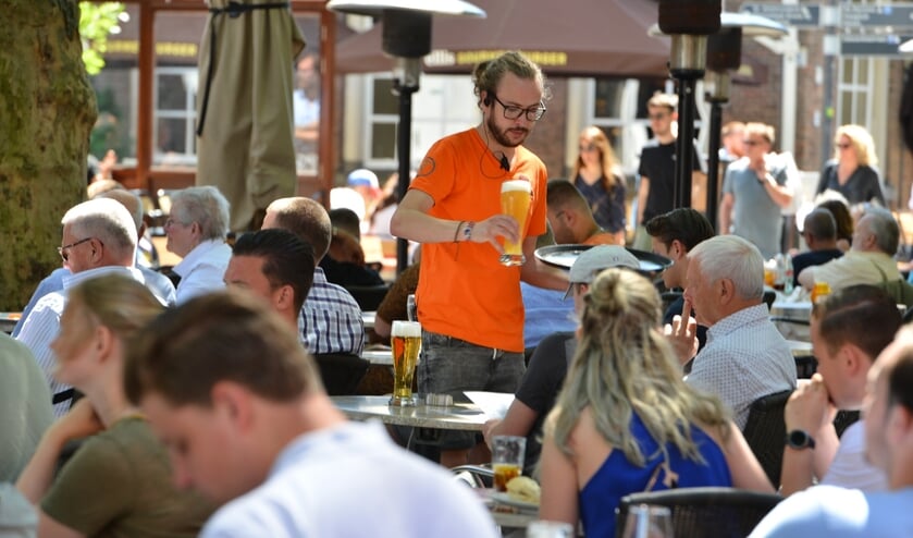 Aan het begin van de middag begint het steeds drukker te worden op de Bredase terrassen.