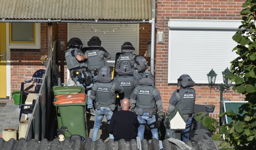 Het arrestatieteam viel de woning langs de achterzijde binnen.