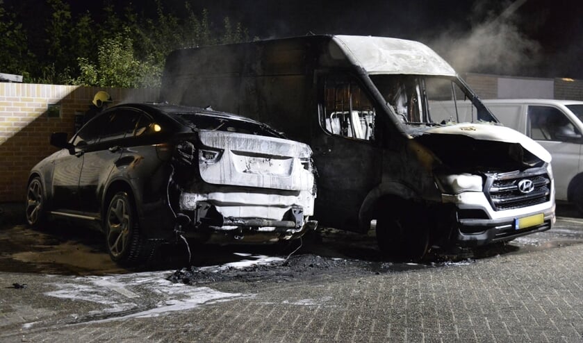 Beide voertuigen brandde volledig uit.