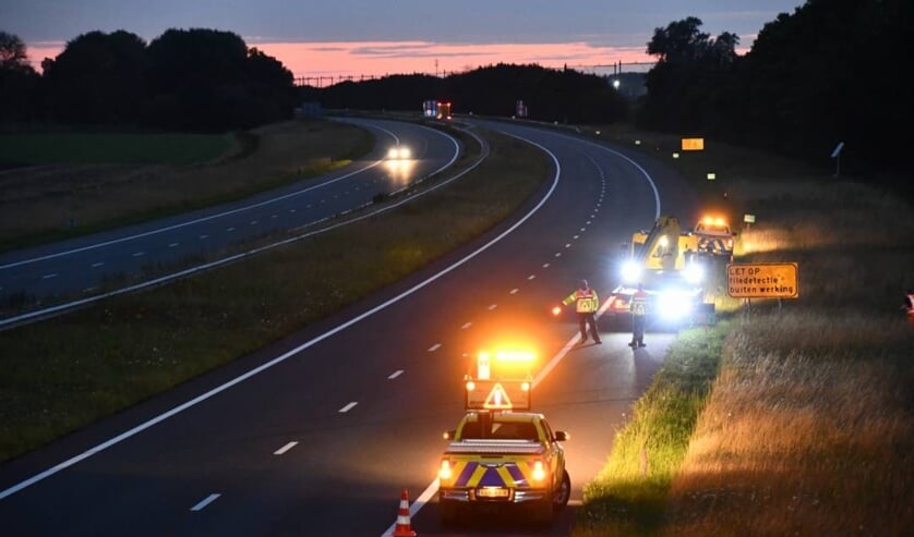 Auto raakt in sloot bij Lewedorp