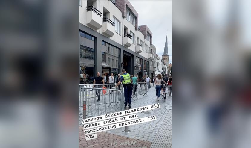 Handhavers plaatsen hekken in de binnenstad.