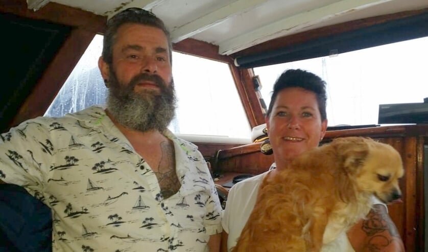 Jack en Miranda maken een huwelijksreis op hun eigen bootje.