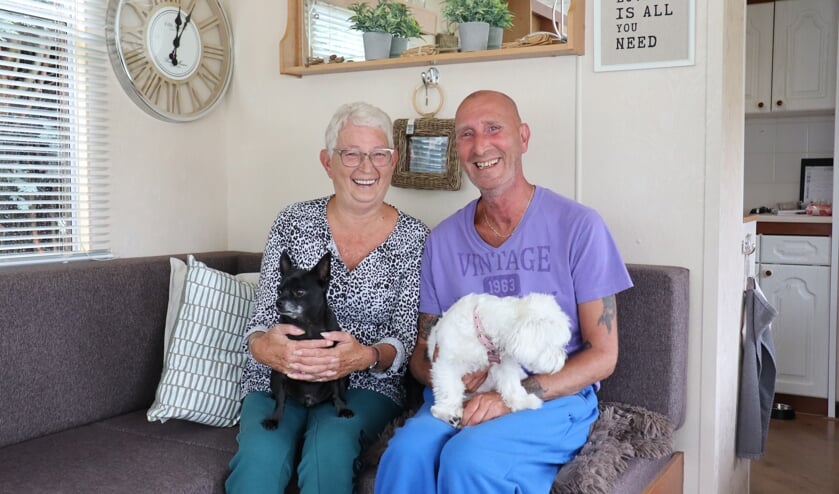 Hans en buurvrouw Anneke op de camping