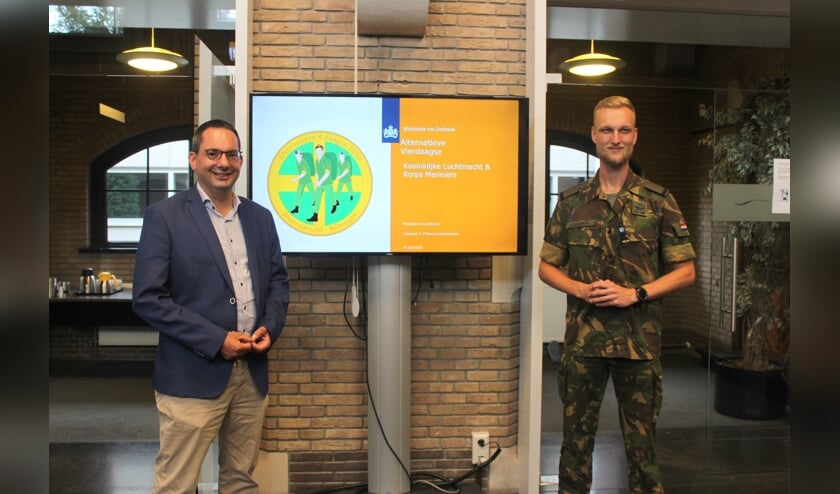 Luitenant Thomas en burgemeester Adriaansen wandelen voor het goede doel.