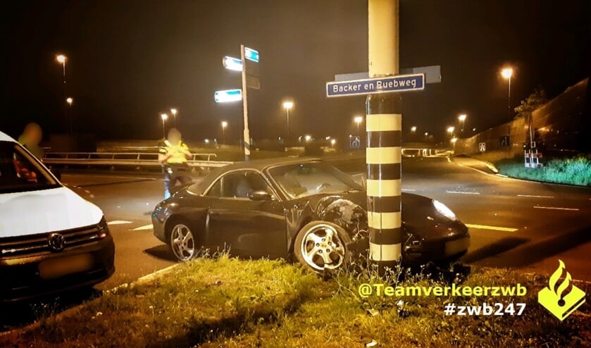 De auto reed tegen een paal op de Backer en Ruebweg aan.