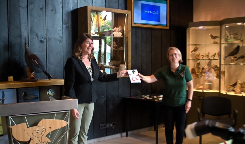 Annemarie Brosens overhandigd doe-boekje aan burgemeester Joyce Vermue.