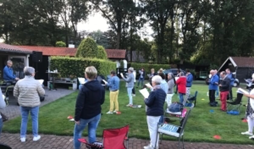 Foto Zanggroep Rucphen tijdens de derde buitenrepetitie.