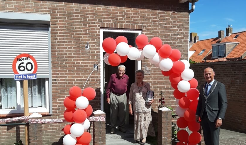 Echtpaar Theune is verrast met bezoek van de burgemeester én een haag van ballonnen.