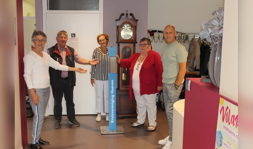 Vertegenwoordigers van KBO, Surplus en Kruisvereniging Hoeven.