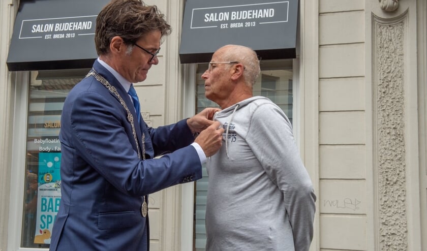 De oud wijkagent heeft een lintje ontvangen.