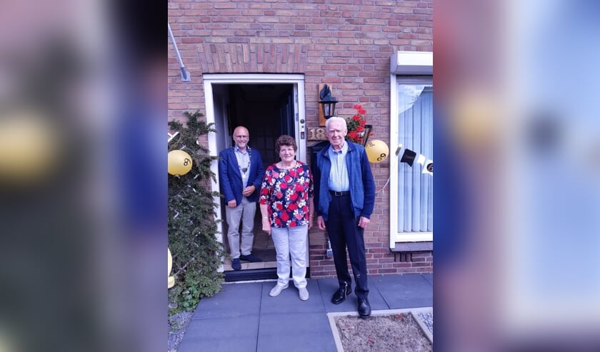 Het echtpaar werd (op 1,5 meter afstand) gefeliciteerd door loco-burgemeester Jan Mollen
