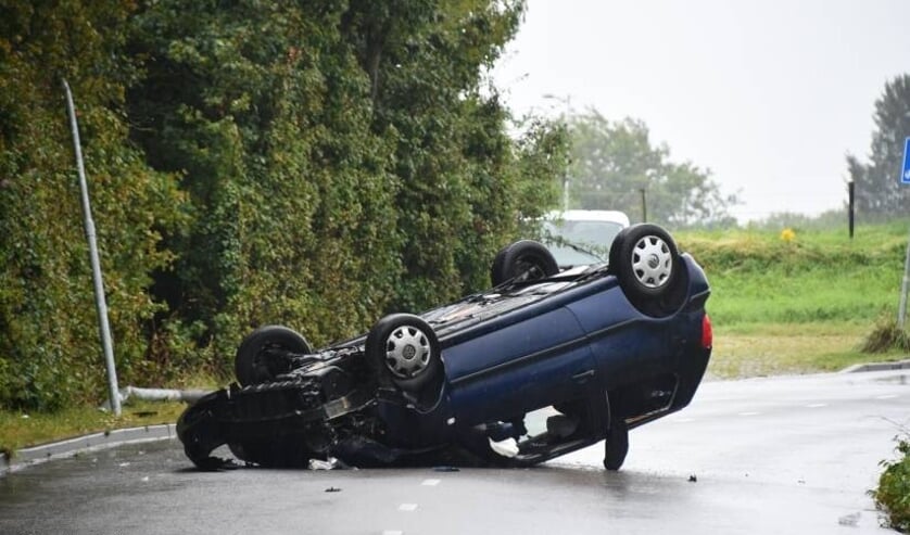 De auto kwam op zijn kop tot stilstand.