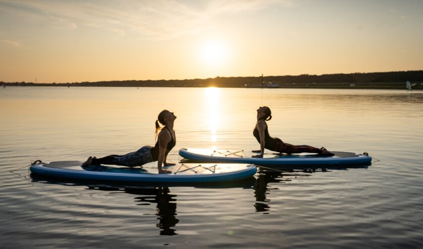 Spelen met de elementen bij strand- en SUP-yoga 