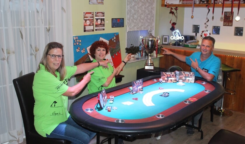 Sjoukje, Anja en Ben doen samen met man en broer John mee aan de finale van ONK Poker.