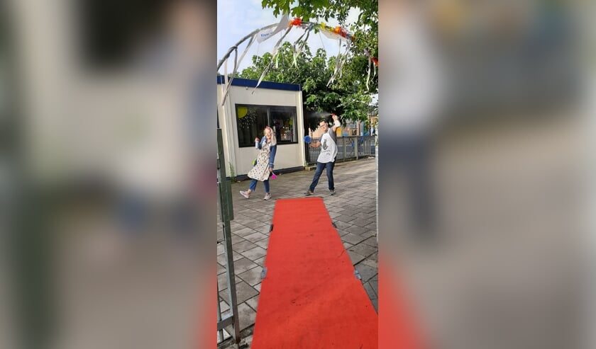 De juffen en meesters staan klaar om de kinderen fris te verwelkomen.
