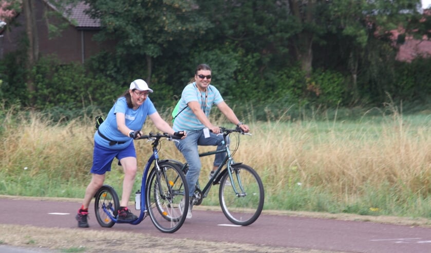 Nanda Sebregts wordt begeleid op de kickbike.