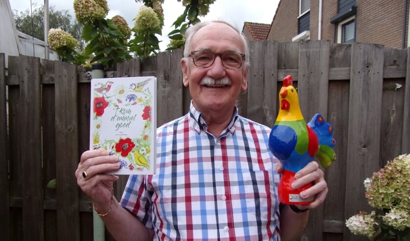 Jan Luysterburg met in zijn hand een prijs die hij won met een verhaal in het dialect en zijn boek dat op 12 september uitkomt: '’t kom d’ammel goed'.