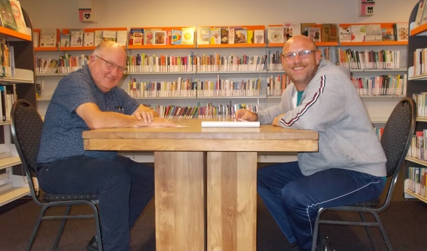 Jac de Bruin en Marco Albers tijdens een taalles.