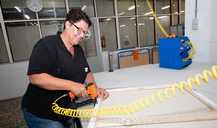 Claudia van den Branden spant canvas op.