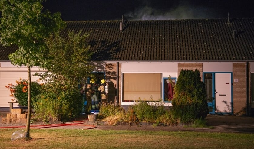 Brandweer blust woningbrand in Oud-Vossemeer
