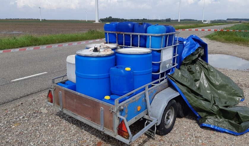 De aanhangwagen vol met vaten aan de Sabinaweg.
