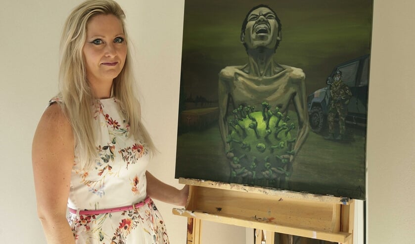 Claudia Nieuwenhuize bij haar schilderij dat ze maakte naar aanleiding van de crisis.