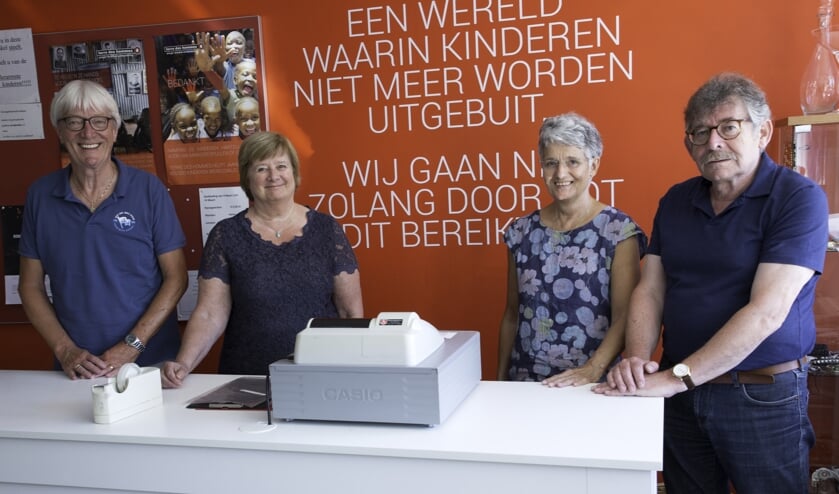 Ton Franken en Els Melisse dragen de winkel over aan Lilian van Elteren en Jacques van Tichelt.