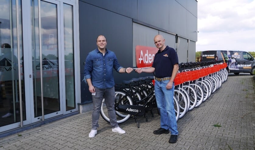 Overhandiging van de Gazelle fietsen.