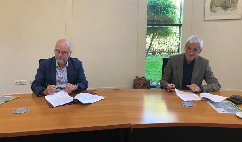 Wethouder Jan Mollen (links) en Wim van den Kerkhof van Ruimte Voor Ruimte.